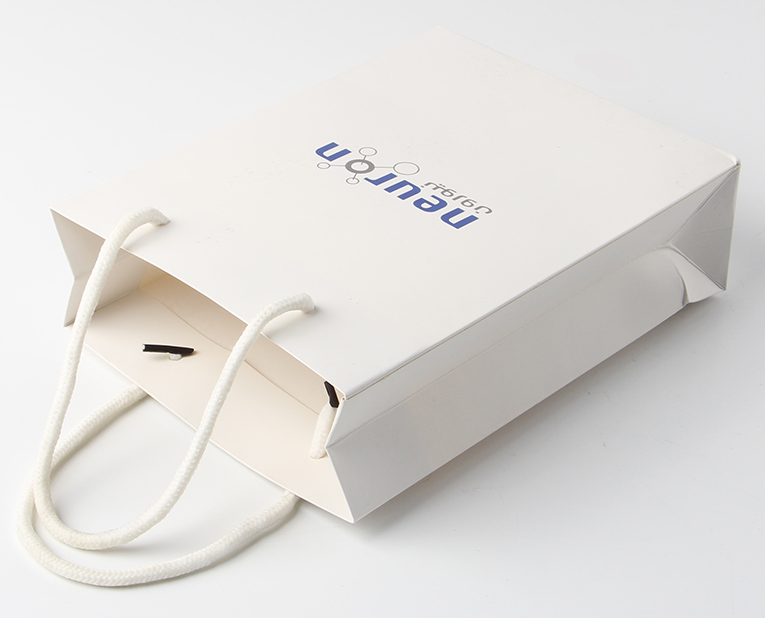 駿業(yè)包裝您的手機(jī)紙袋生產(chǎn)廠家 駿業(yè)包裝您的手機(jī)紙袋生產(chǎn)廠家