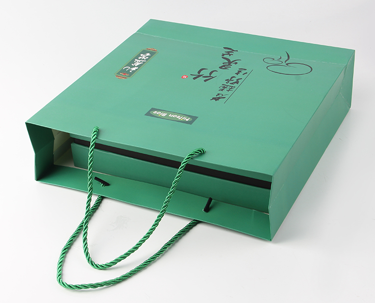 專業的手表紙袋訂做老師傅就連紙張PH值也會精準計算 專業的手表紙袋訂做老師傅就連紙張PH值也會精準計算