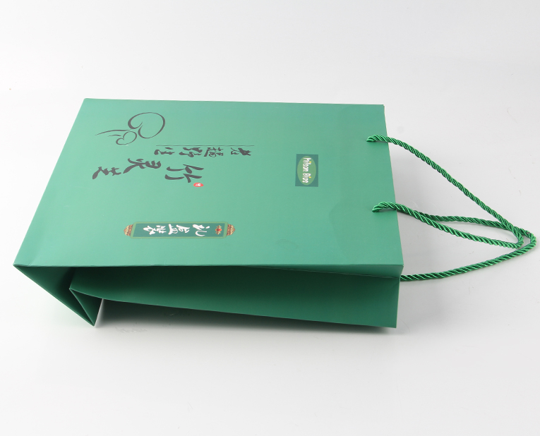 專業的手表紙袋訂做老師傅就連紙張PH值也會精準計算 專業的手表紙袋訂做老師傅就連紙張PH值也會精準計算