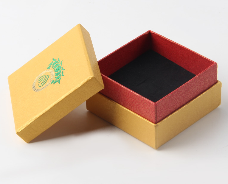 代表化妝品盒子廠家的老師傅,仔細(xì)比對(duì)3個(gè)小時(shí),只為品質(zhì) 代表化妝品盒子廠家的老師傅,仔細(xì)比對(duì)3個(gè)小時(shí),只為品質(zhì)