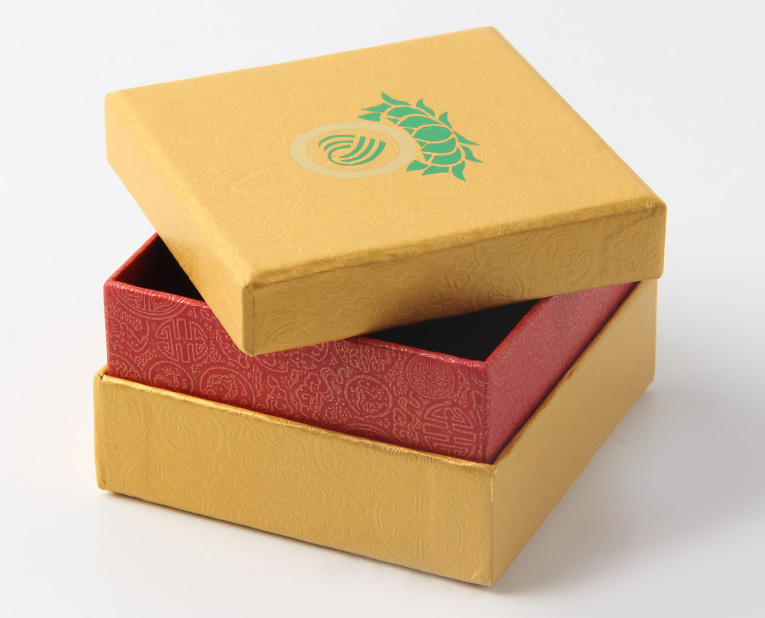 代表化妝品盒子廠家的老師傅,仔細(xì)比對(duì)3個(gè)小時(shí),只為品質(zhì) 代表化妝品盒子廠家的老師傅,仔細(xì)比對(duì)3個(gè)小時(shí),只為品質(zhì)