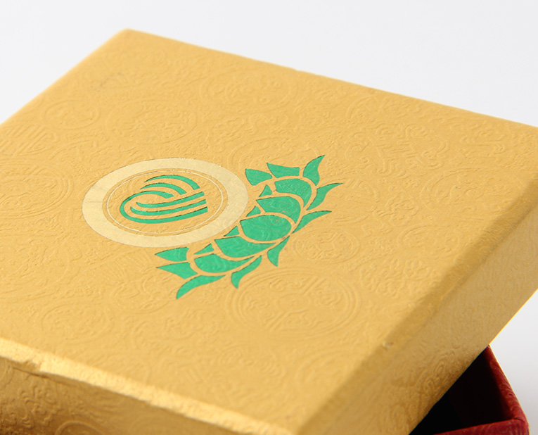 代表化妝品盒子廠家的老師傅,仔細(xì)比對(duì)3個(gè)小時(shí),只為品質(zhì) 代表化妝品盒子廠家的老師傅,仔細(xì)比對(duì)3個(gè)小時(shí),只為品質(zhì)