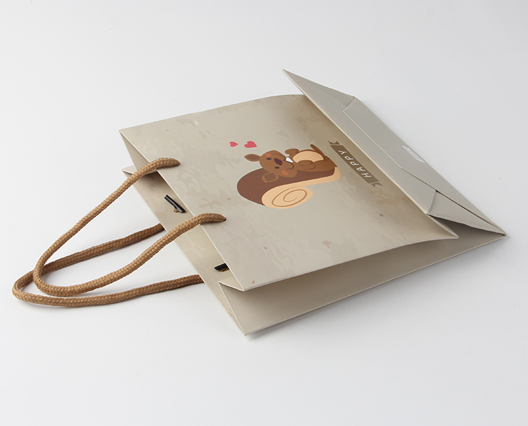 服裝紙袋在面對(duì)年底的訂做潮面前得理性、專業(yè)處理