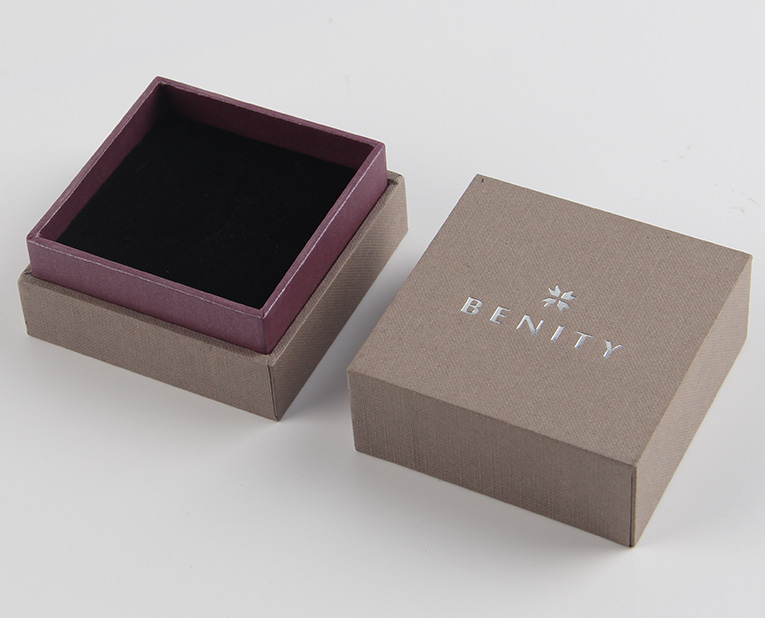 男女通過的珠寶包裝盒 男女通過的珠寶包裝盒