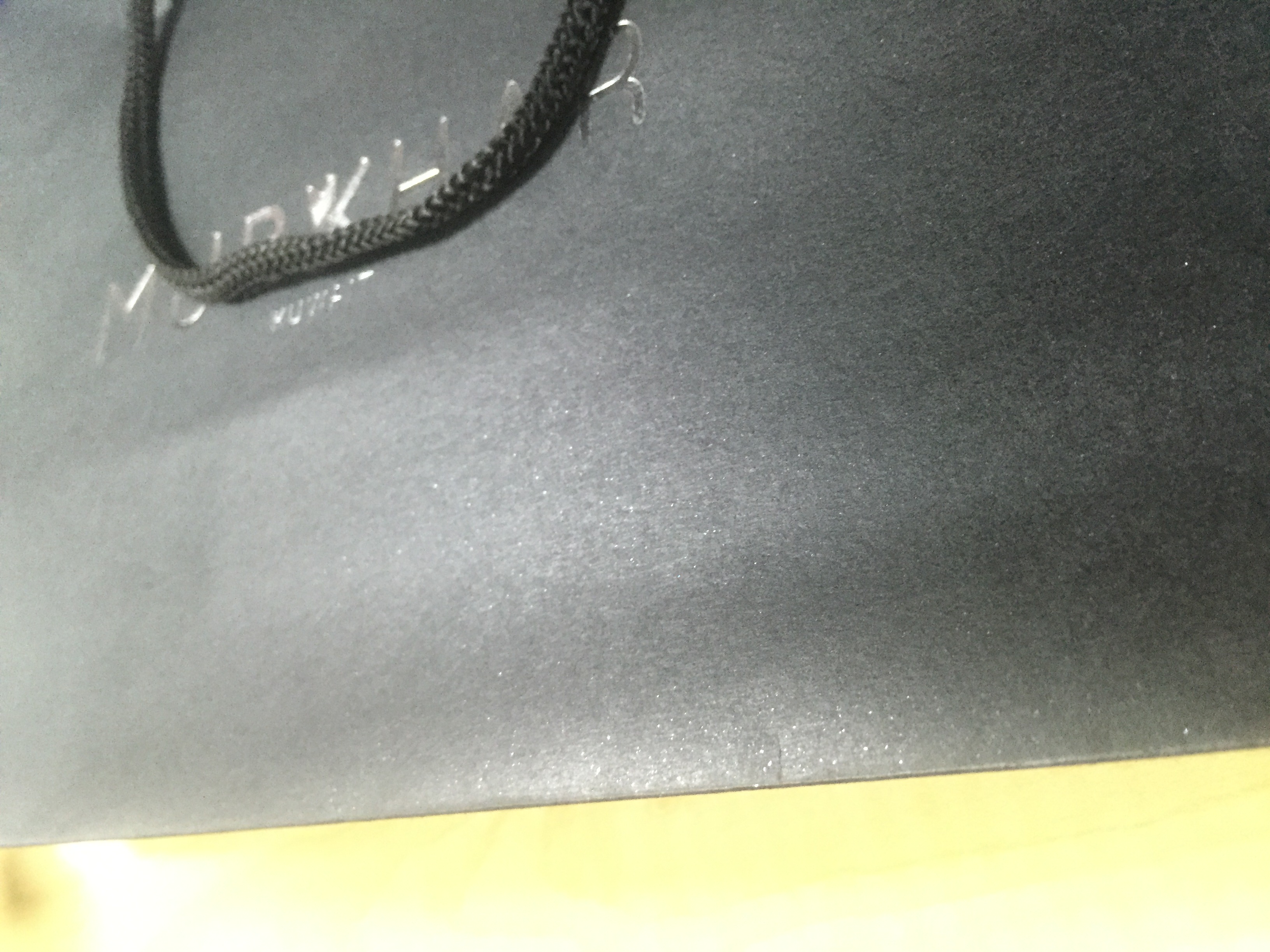 3個簡單細節的襯衫紙袋設計,能讓消費者有不一樣的體驗 3個簡單細節的襯衫紙袋設計,能讓消費者有不一樣的體驗